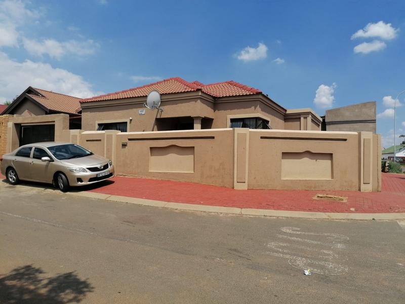 To Let 4 Bedroom Property for Rent in Protea North Gauteng