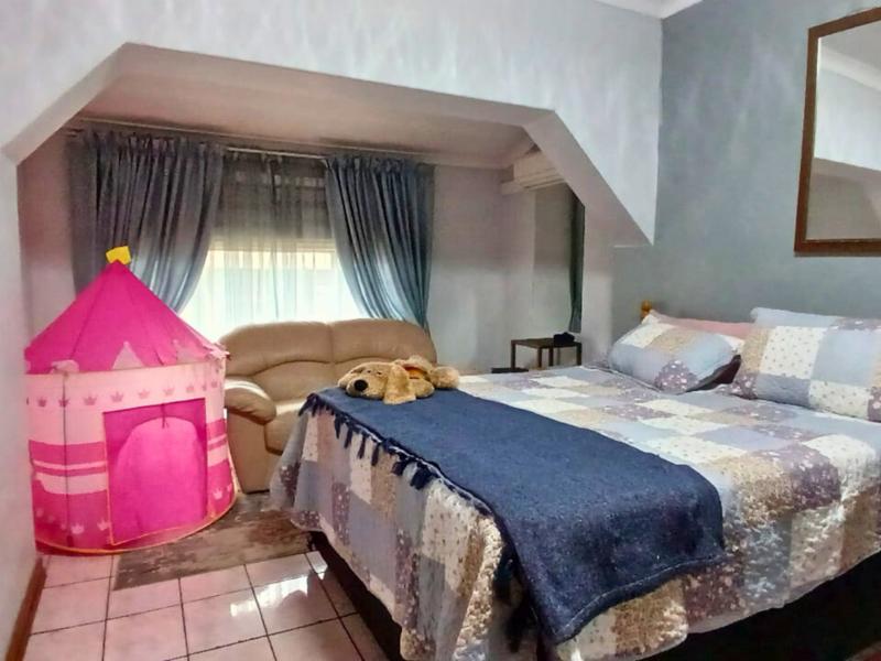 6 Bedroom Property for Sale in Birchleigh Gauteng