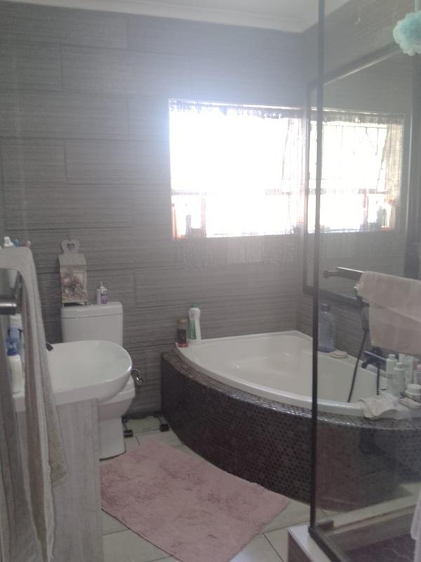 3 Bedroom Property for Sale in Petersfield Gauteng
