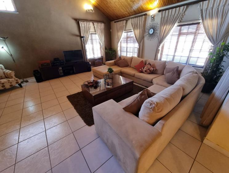 4 Bedroom Property for Sale in Oakdene Gauteng