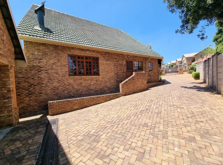 4 Bedroom Property for Sale in Oakdene Gauteng