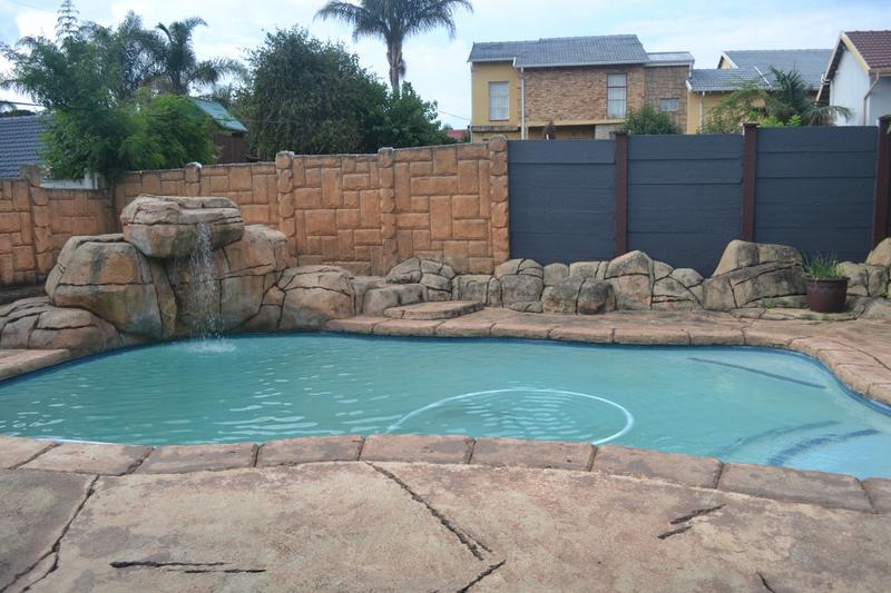 4 Bedroom Property for Sale in Breaunanda Gauteng
