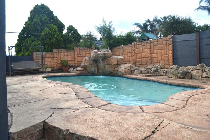 4 Bedroom Property for Sale in Breaunanda Gauteng
