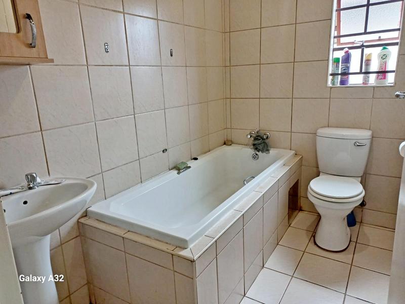 3 Bedroom Property for Sale in Clayville Gauteng