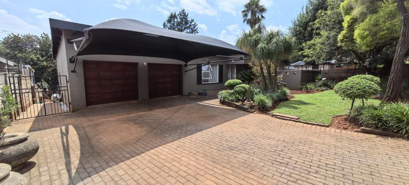4 Bedroom Property for Sale in Helderkruin Gauteng