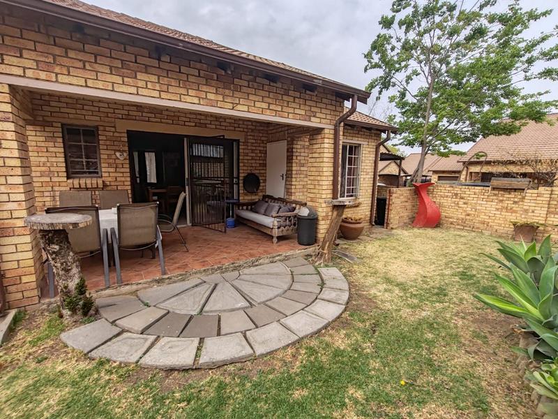 2 Bedroom Property for Sale in Rooihuiskraal North Gauteng