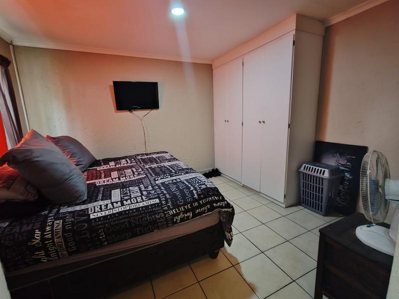 2 Bedroom Property for Sale in Rooihuiskraal North Gauteng