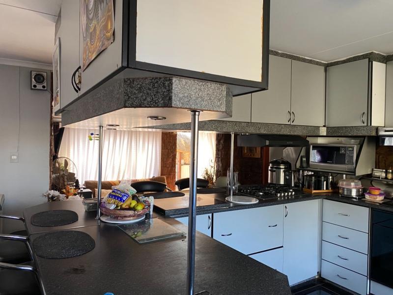 4 Bedroom Property for Sale in Heuweloord Gauteng