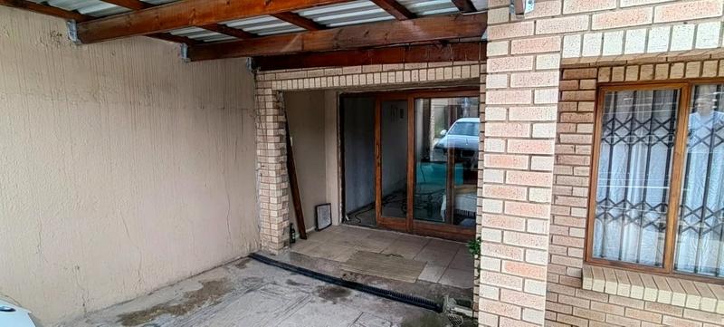 2 Bedroom Property for Sale in Molapo Gauteng