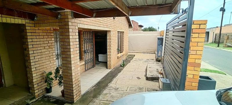 2 Bedroom Property for Sale in Molapo Gauteng