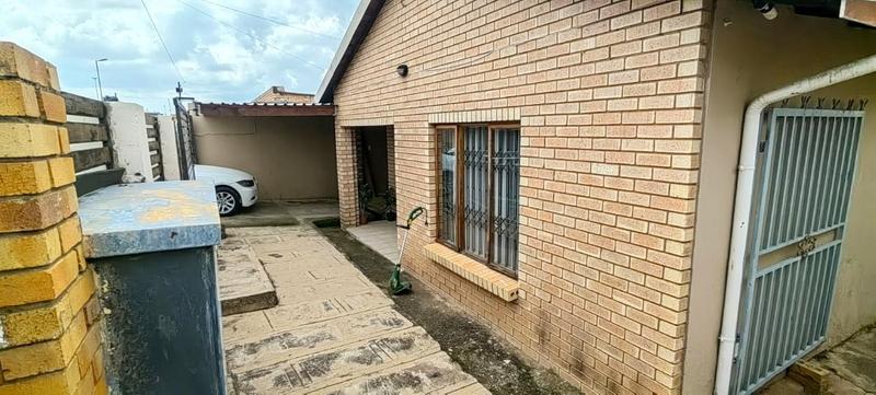 2 Bedroom Property for Sale in Molapo Gauteng