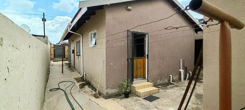 2 Bedroom Property for Sale in Molapo Gauteng