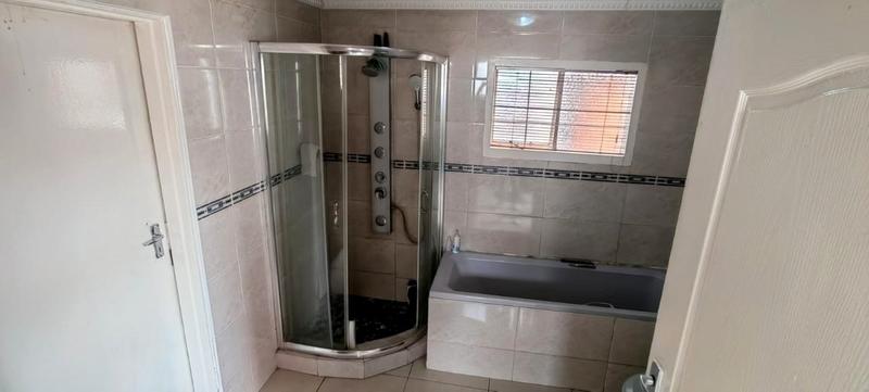 2 Bedroom Property for Sale in Molapo Gauteng