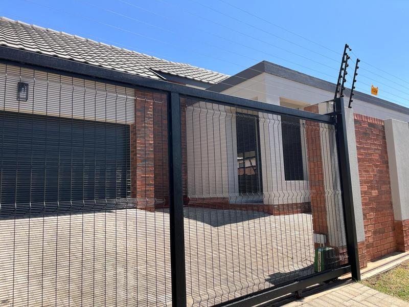 To Let 4 Bedroom Property for Rent in Lynnwood Gauteng