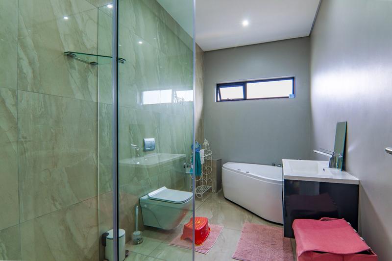 5 Bedroom Property for Sale in Copperleaf Estate Gauteng