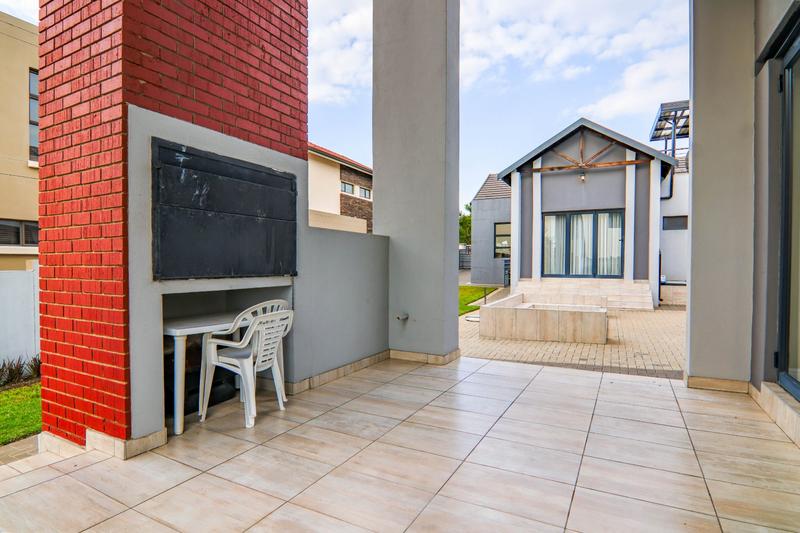 5 Bedroom Property for Sale in Copperleaf Estate Gauteng