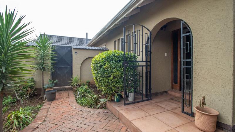 3 Bedroom Property for Sale in Buurendal Gauteng