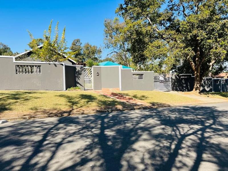 To Let 3 Bedroom Property for Rent in Fleurhof Gauteng