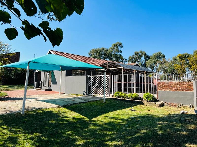 To Let 3 Bedroom Property for Rent in Fleurhof Gauteng