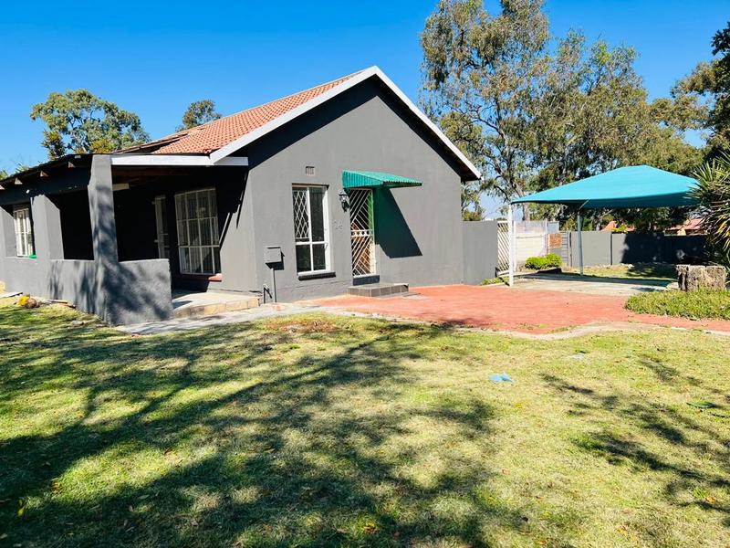 To Let 3 Bedroom Property for Rent in Fleurhof Gauteng