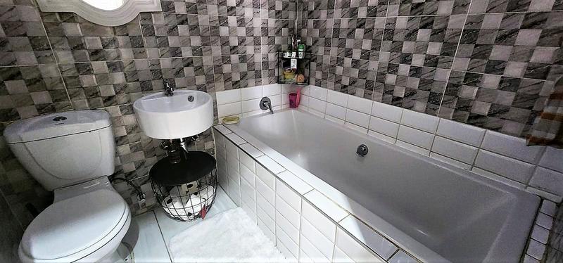 2 Bedroom Property for Sale in Windmill Park Gauteng
