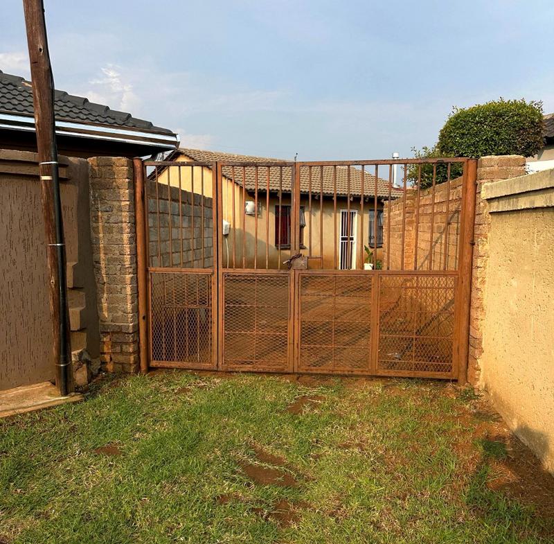 2 Bedroom Property for Sale in Protea South Gauteng
