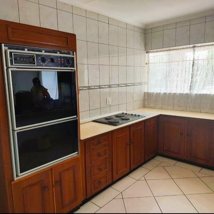 5 Bedroom Property for Sale in Birchleigh North Gauteng