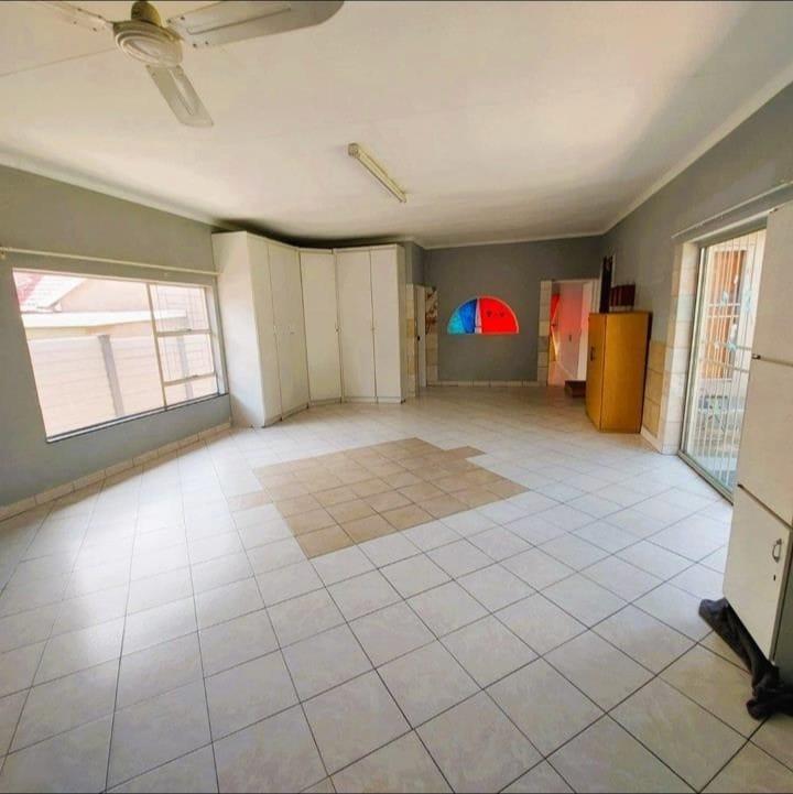 5 Bedroom Property for Sale in Birchleigh North Gauteng