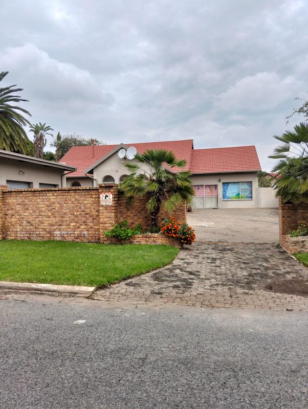 5 Bedroom Property for Sale in Birchleigh North Gauteng