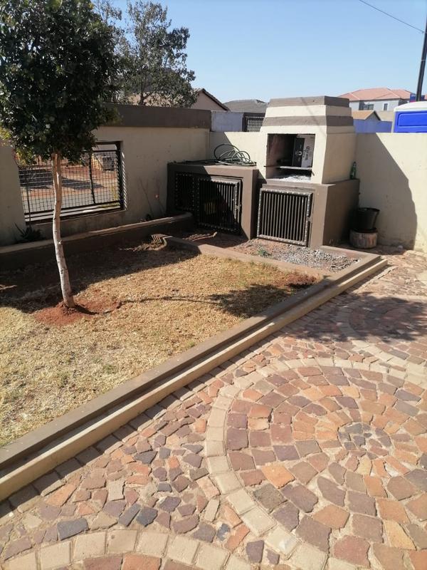 3 Bedroom Property for Sale in Protea Glen Gauteng
