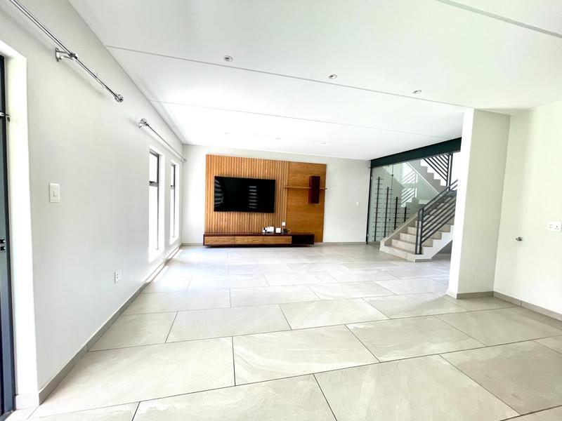 To Let 4 Bedroom Property for Rent in Crowthorne Gauteng