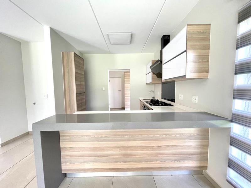 To Let 4 Bedroom Property for Rent in Crowthorne Gauteng