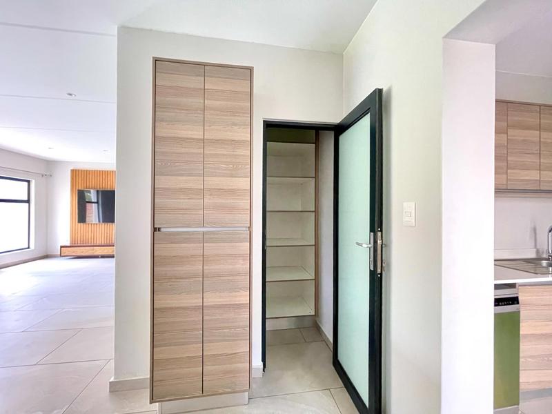 To Let 4 Bedroom Property for Rent in Crowthorne Gauteng