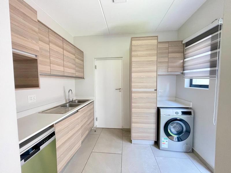 To Let 4 Bedroom Property for Rent in Crowthorne Gauteng