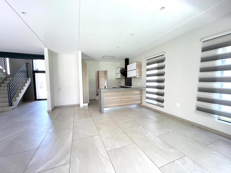 To Let 4 Bedroom Property for Rent in Crowthorne Gauteng