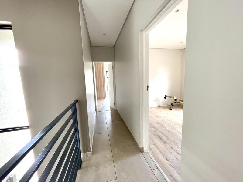 To Let 4 Bedroom Property for Rent in Crowthorne Gauteng