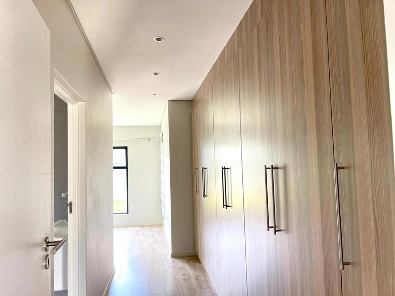 To Let 4 Bedroom Property for Rent in Crowthorne Gauteng