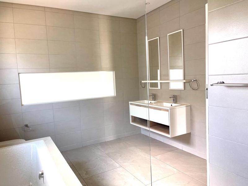 To Let 4 Bedroom Property for Rent in Crowthorne Gauteng