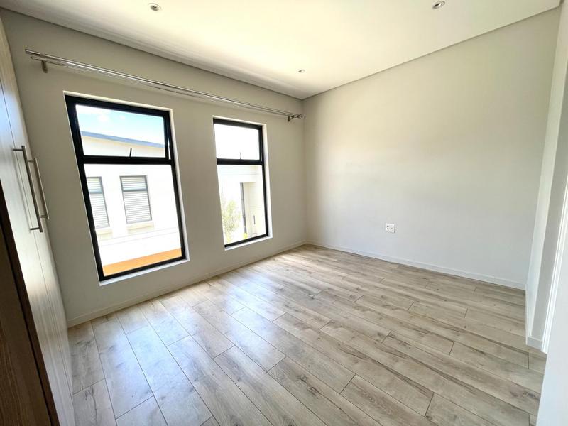To Let 4 Bedroom Property for Rent in Crowthorne Gauteng