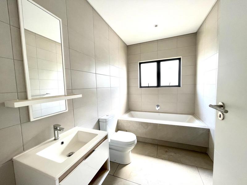To Let 4 Bedroom Property for Rent in Crowthorne Gauteng