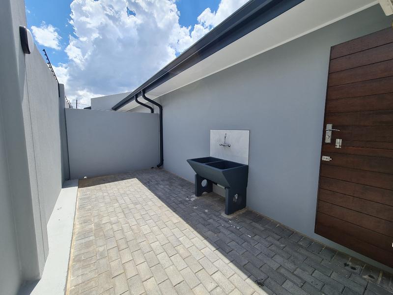 To Let 2 Bedroom Property for Rent in Emmarentia Gauteng