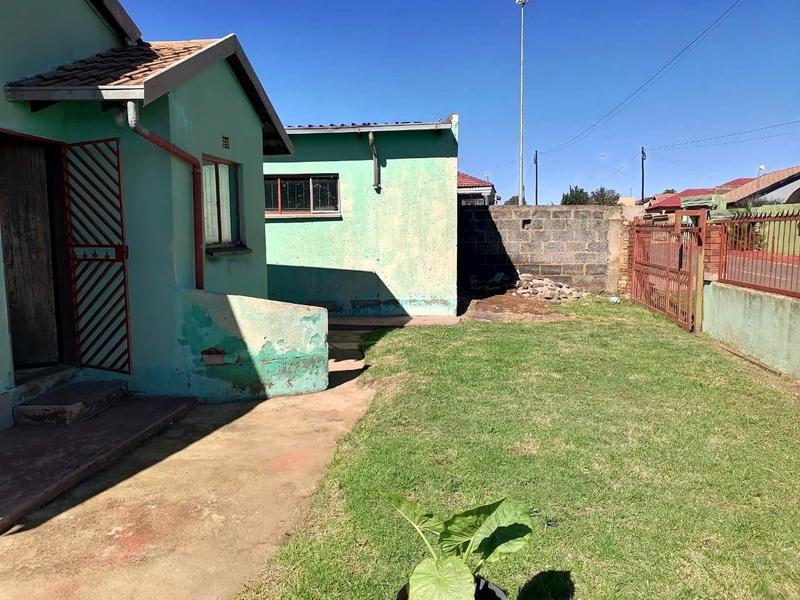 2 Bedroom Property for Sale in Mohlakeng Gauteng