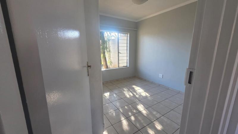 2 Bedroom Property for Sale in Rooihuiskraal North Gauteng