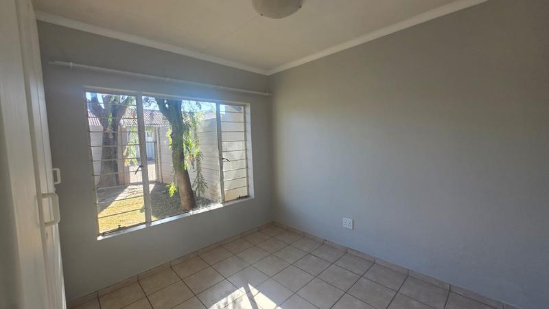 2 Bedroom Property for Sale in Rooihuiskraal North Gauteng