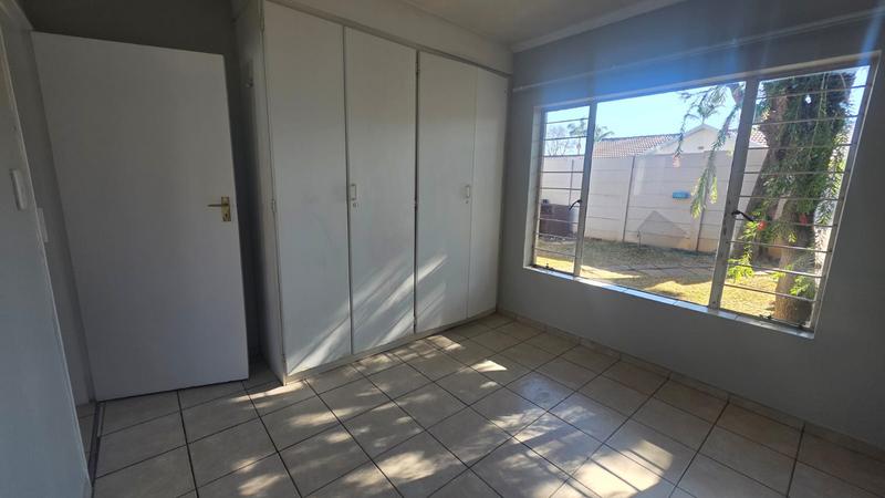 2 Bedroom Property for Sale in Rooihuiskraal North Gauteng