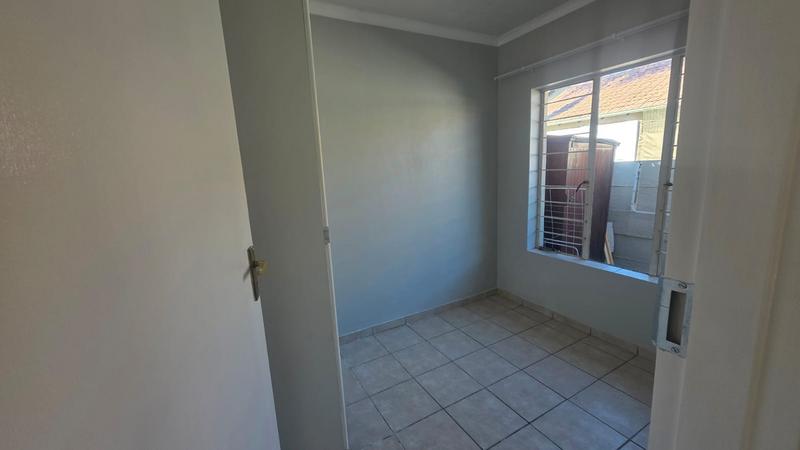 2 Bedroom Property for Sale in Rooihuiskraal North Gauteng