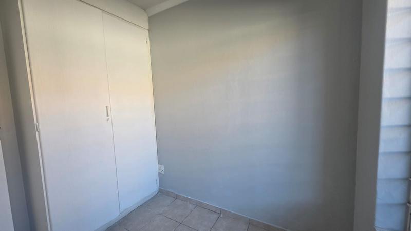 2 Bedroom Property for Sale in Rooihuiskraal North Gauteng