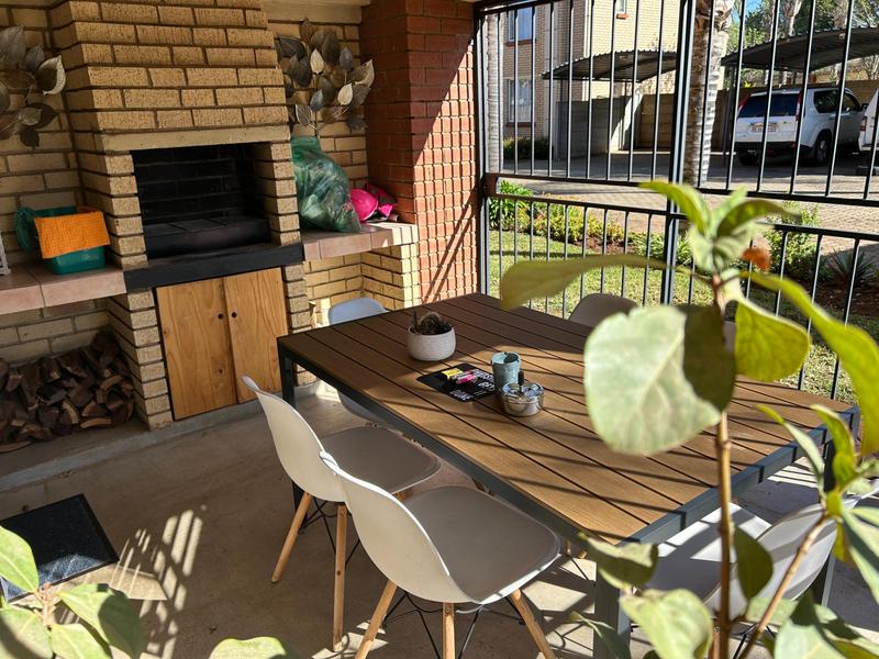 3 Bedroom Property for Sale in Die Hoewes Gauteng