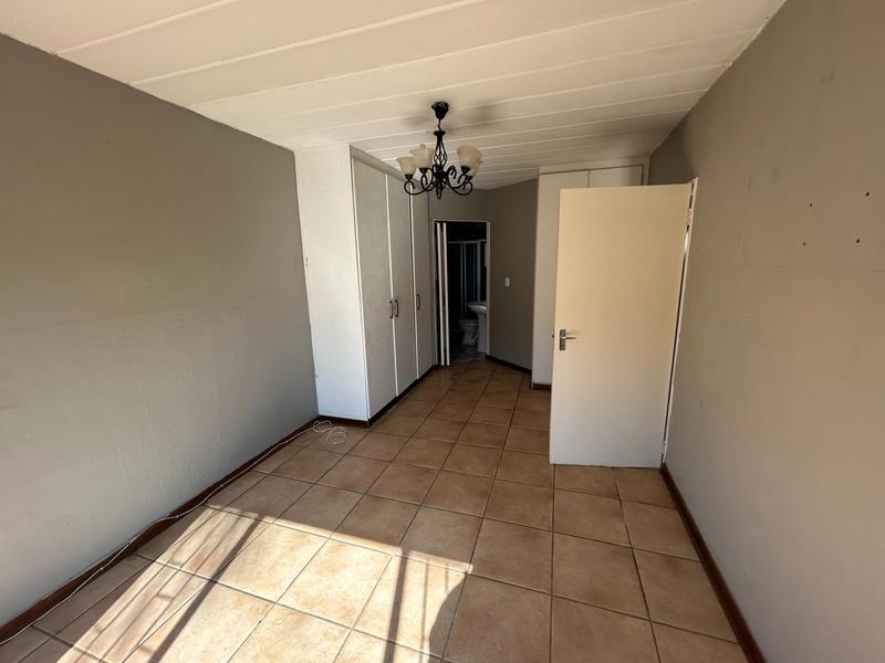 3 Bedroom Property for Sale in Die Hoewes Gauteng