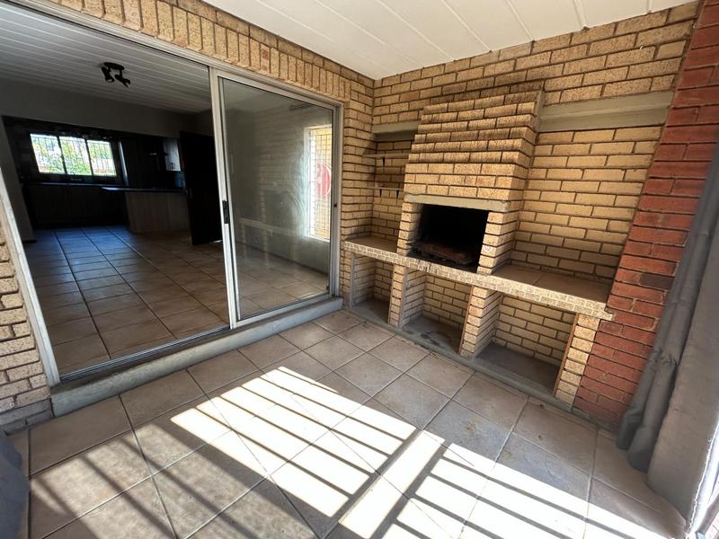 3 Bedroom Property for Sale in Die Hoewes Gauteng